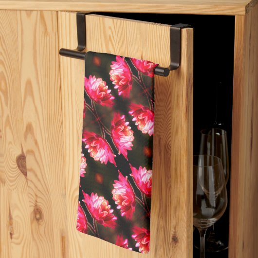 日光に赤い花クローズアップ模様 キッチンタオル (三つ折り)