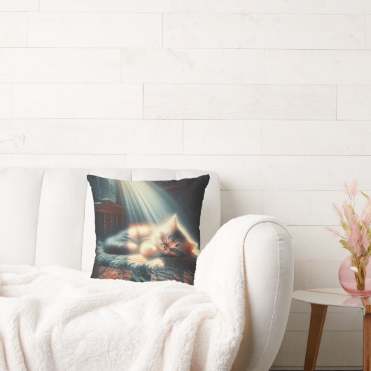 日光の下で眠っている子猫 クッション (ソファ)