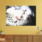 日光の中でパパと座る、かわいい白い犬 キャンバスプリント (インサイチュ (リビング))