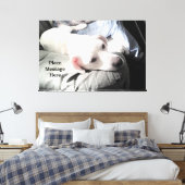 日光の中でパパと座る、かわいい白い犬 キャンバスプリント (インサイチュ (寝室))