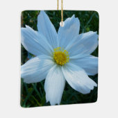 日光を受ける白いコスモスの花フローラ セラミックオーナメント (右)