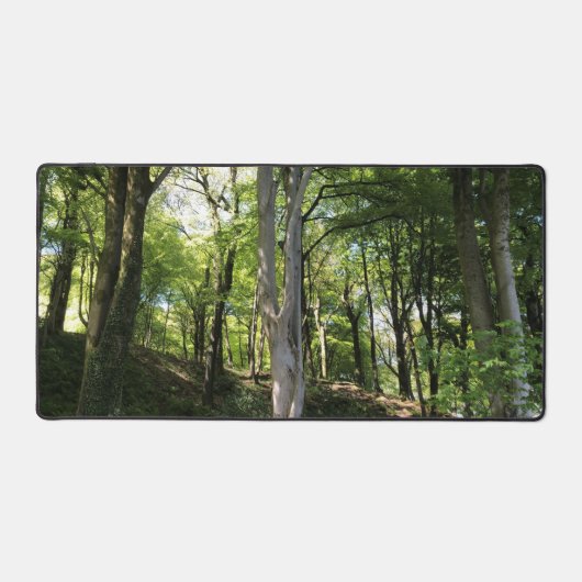 . .日光を浴びて広がるウッドランドの林檎 デスクマット (正面)