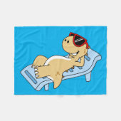 日光浴ティラノサウルスレックスのイラストレーション。 フリースブランケット (正面(横))