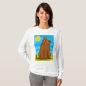 日向に座る大きな茶色の犬の笑えるデザイン Tシャツ (正面フル)