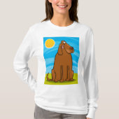 日向に座る大きな茶色の犬の笑えるデザイン Tシャツ (正面)