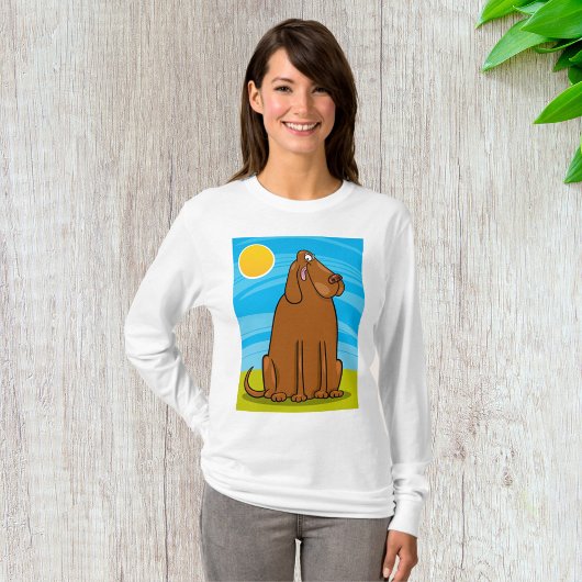 日向に座る大きな茶色の犬の笑えるデザイン Tシャツ