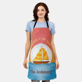 日図解入りの、写真付きの入り時に水上に帆船 エプロン (着用した状態)