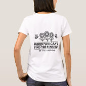 日差しが見つからない時はあなたが輝きましょう Tシャツ (裏面)
