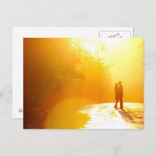 日差しの中のキスするカップル ポストカード (正面/裏面)
