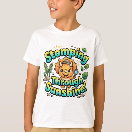 日差しの中をスタンピング!かわいい恐竜Tシャツ| Tシャツ (正面)