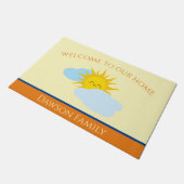 日当たりの良い暖かいスマイル黄色：編集可能ファミリ名 ドアマット (アングル)