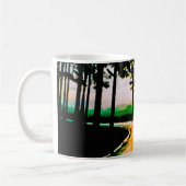 日当たりの良い森林に覆われた道路の水の色の芸術の落ち着き コーヒーマグカップ (左)