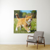 日当たりの良い牧草地にいるリアルなオレンジタビー猫 タペストリー (インサイチュ)