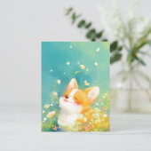 日当たりの良い黄色い花の草原で微笑むコーギーの子犬 ポストカード (スタンド正面)
