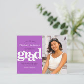 日救付紫の卒業写真のはっきりしたタイポグラフィ インビテーションポストカード (スタンド正面)