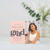 日救付赤面ピンク卒業写真タイポグラフィ インビテーションポストカード (スタンド正面)