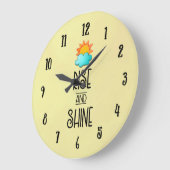 日曜日および雲との上昇および輝やきのタイポグラフィ ラージ壁時計 (傾斜)