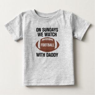 日曜日にパパTシャツでサッカーを見る ベビーTシャツ