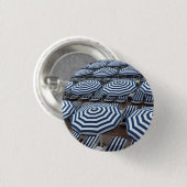 日曜日のベッドが付いているストライプのなビーチパラソルの列 缶バッジ (正面&裏面)