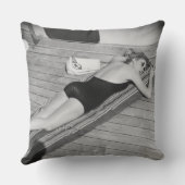 日曜日の日焼けの女性 クッション (裏面)