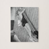 日曜日の日焼けの女性 ジグソーパズル (縦)