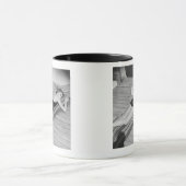 日曜日の日焼けの女性 マグカップ (中央)