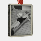 日曜日の日焼けの女性 メタルオーナメント (右)