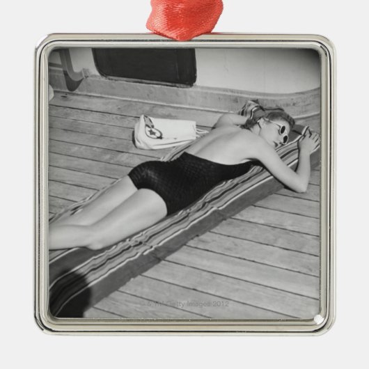 日曜日の日焼けの女性 メタルオーナメント (正面)
