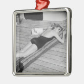 日曜日の日焼けの女性 メタルオーナメント (左)