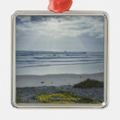 日曜日の黄色い花およびビームが付いているスペインの海岸線 メタルオーナメント (正面)