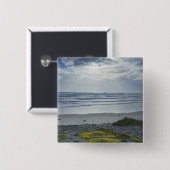 日曜日の黄色い花およびビームが付いているスペインの海岸線 缶バッジ (正面&裏面)