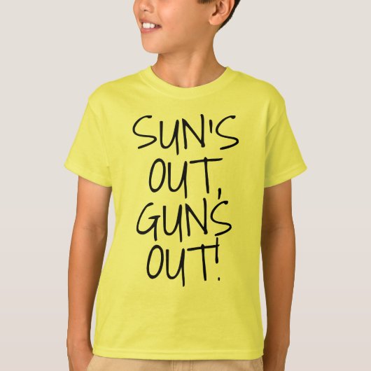 日曜日は、おもしろいな子供の男の子筋肉タンク撃ちます Tシャツ (正面)