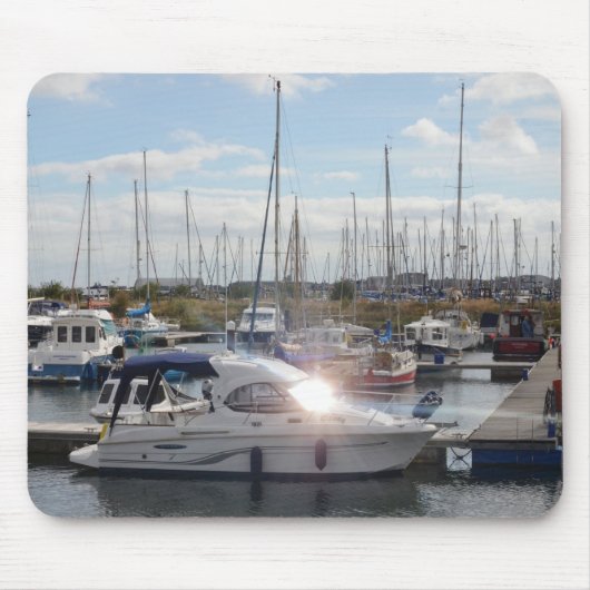日曜日をつかまえる小さいモーターボート マウスパッド (正面)