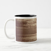 日曜日、ノルマンディーc.1857 (セピア色の写真の効果 ツートーンマグカップ (左)