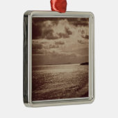 日曜日、ノルマンディーc.1857 (セピア色の写真の効果 メタルオーナメント (右)