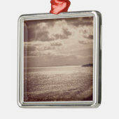 日曜日、ノルマンディーc.1857 (セピア色の写真の効果 メタルオーナメント (左)