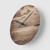 日曜日、ノルマンディーc.1857 (セピア色の写真の効果 ラウンド壁時計 (傾斜)