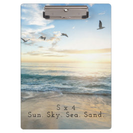 日曜日Sky。 海。 砂。 ビーチ場面 クリップボード