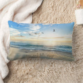 日曜日Sky。 海。 砂。 ビーチ場面 ランバークッション (ブランケット)