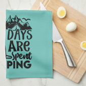 日最高のはキャンプに費やされる キッチンタオル (四つ折り)