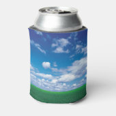 日最高の前！青空の緑の草の缶クーラー 缶クーラー (缶裏面)