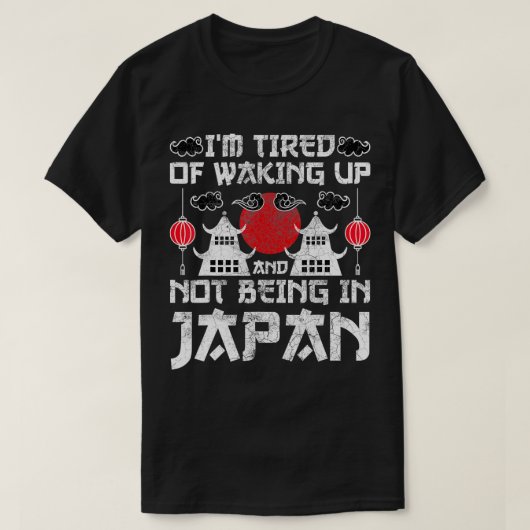 日本にいなくて起きるのにうんざりだおもしろい Tシャツ (デザイン正面)