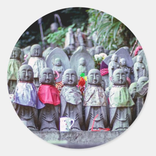 日本のお地蔵様の並びの像(赤ちゃんのよだれかけ付き) ラウンドシール (正面)