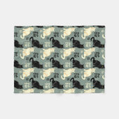 日本のキャラクターを持つ白黒猫 フリースブランケット (正面(横))