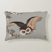 日本のフクロウの夜の木の切り飛んでいるの夜 アクセントクッション (正面)
