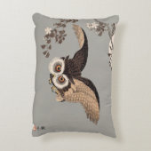 日本のフクロウの夜の木の切り飛んでいるの夜 アクセントクッション (裏面(縦))