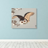 日本のフクロウの夜の木の切り飛んでいるの夜 キャンバスプリント (インサイチュ (ウッドフロア))