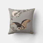 日本のフクロウの夜の木の切り飛んでいるの夜 クッション (裏面)