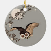 日本のフクロウの夜の木の切り飛んでいるの夜 セラミックオーナメント (裏面)