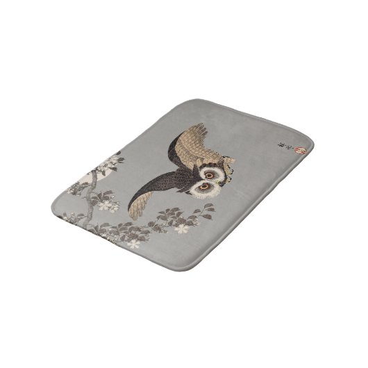 日本のフクロウの夜の木の切り飛んでいるの夜 バスマット (アングル)